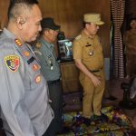 Polsek Teluk Nibung Jenguk dan Bantu Warga Sakit IMG-20251104-WA0000